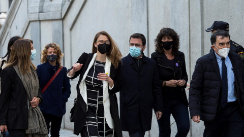 L'exconsellera Meritxell Serret arriba acompanyada pel candidat d'ERC a la presidència de la Generalitat, Pere Aragonès, i altres polítics catalans per a declarar davant un jutge del Tribunal Suprem, aquest divendres a Madrid.