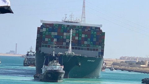 El portacontenedores Ever Given fue reflotado y ya navega por el canal de Suez. — Reuters