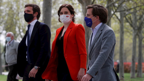 31/03/2021. El líder del PP, Pablo Casado, acompañado por la presidenta de la Comunidad de Madrid y candidata a la reelección, Isabel Díaz Ayuso, y el alcalde de Madrid, José Luis Martínez-Almeida. EFE