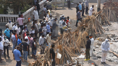 29/04/2021. Imagen de los preparativos de la cremación en un funeral masivo para víctimas de la covid-19, este jueves en Nueva Delhi (India). - EFE