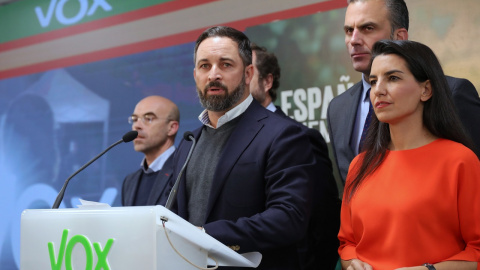 El presidente de Vox, Santiago Abascal (C)