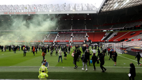 Dos centenares de aficionados irrumpieron este domingo 2 de mayo de 2021 al interior del estadio de Old Trafford, en Manchester.