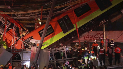 Vista general del colapso de unos vagones del metro esta noche, en la Ciudad de México (México). Al menos 13 personas murieron y otras 70 resultaron heridas al desplomarse en la noche de lunes un puente de la vía elevada de la línea 12 del