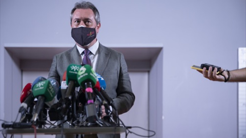 El alcalde de Sevilla Juan Espadas, atiende a los medios de comunicación tras la presentación del Plan Industrial de Alcalá de Guadaíra 2021-2023. A 06 de mayo de 2021, en Alcalá de Guadaíra, Sevilla (Andalucía, España).