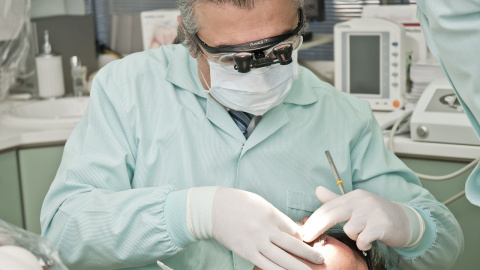 Un dentista atendiendo a un paciente.