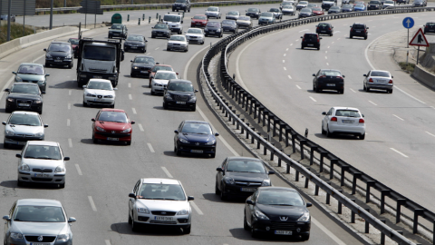 La red viaria española incluye 15.523 kilómetros de alta capacidad, 3.039 en autopistas y 12.484 en autovías.