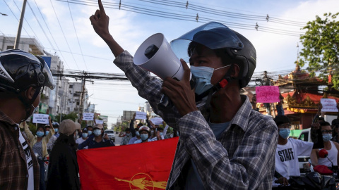 Protesta contra el régimen militar en Mandalay.