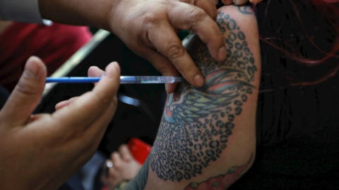 Una sanitaria administrando una vacuna contra la covid-19 en la Biblioteca Vasconcelos de Ciudad de México (México) el pasado 18 de abril.