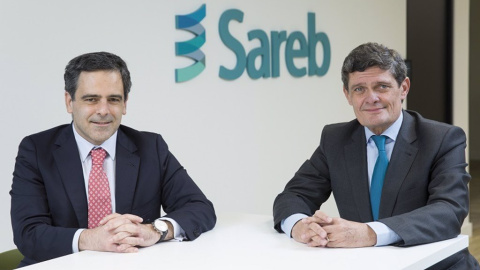 El nuevo presidente de la Sareb, Javier García del Río (izq), con su predecesor, Jaime Echegoyen.