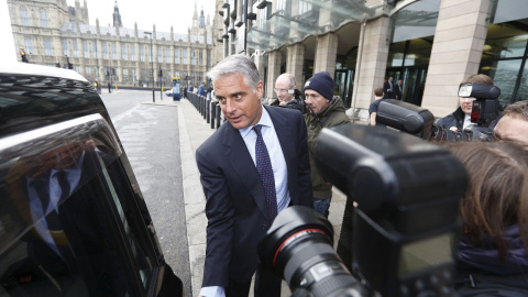 Foto de archivo de noviembre de 2012 de Andrea Orcel, entonces jefe del banco de inversión de UBS, tras una comparecencia en el Parlamento británico, en Londres. AFP