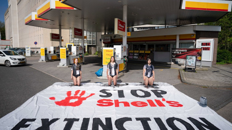 Protesta contra la emisión de gases de Shell en un gasolinera de La Haya.