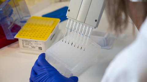 Una investigadora trabaja en un laboratorio de - del Hospital Universitario de Badajoz,