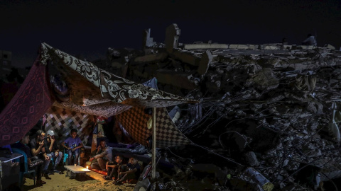 Palestinos se sientan dentro de su tienda junto a los escombros de su casa destruida en la ciudad de Beit Hanoun, en el norte de la Franja de Gaza.