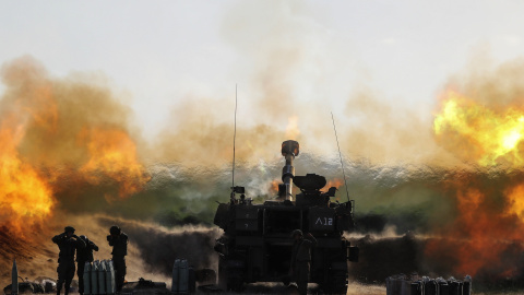 Soldados israelíes trabajan en una unidad de artillería mientras dispara cerca de la frontera entre Israel y la Franja de Gaza, en el lado israelí.