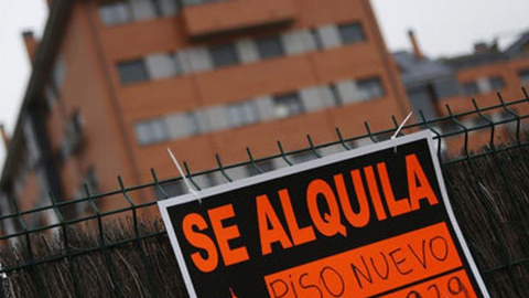 Cartel de alquiler de un piso. EFE
