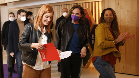 14/02/2021. Imagen de archivo de Jéssica Albiach acompañada por Ada Colau y otros integrantes de la formación, en Barcelona (Catalunya). - EUROPA PRESS