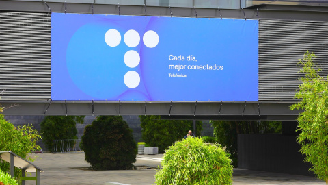 El nuevo logo de Telefónica, en su sede en la zona norte de Madrid. E.P./Jesús Hellín