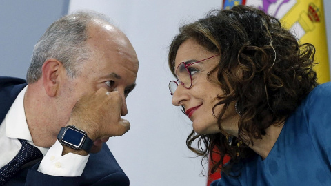 La portavoz del Gobierno y ministra de Hacienda, María Jesús Montero conversa con el ministro de Justicia, Juan Carlos Campo durante la rueda de prensa del Consejo de Ministros celebrada este martes en el palacio de la Moncloa.