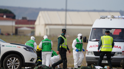 26/05/2021. Imagen de archivo de varios agentes de la Guardia Civil y una ambulancia. - EUROPA PRESS