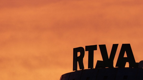 El rótulo de Radio y Televisión de Andalucía (RTVA) visto desde el Guadalquivir.