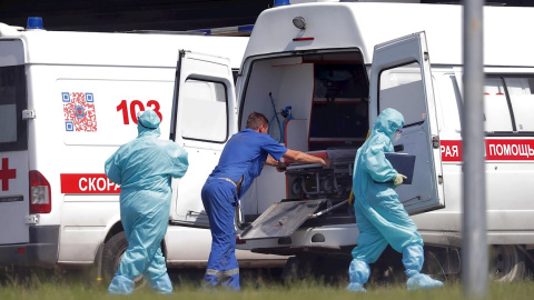 Personal sanitario junto a una ambulancia en un hospital ruso este lunes 14 de junio.