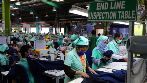 Un grupo de trabajadoras cose en una fábrica textil de Bangladesh.