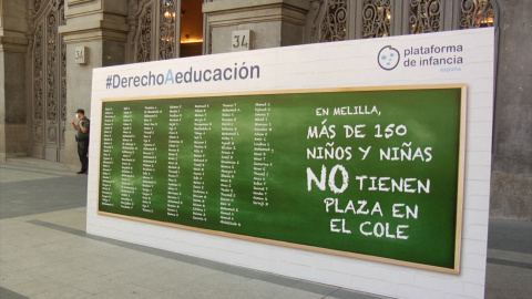 La Plataforma de Infancia ha desplegado una pizarra frente al Ministerio de Educación para pedir la escolarización de más de 150 menores en Melilla.