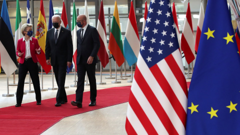 El presidente de EEUU, Joe Biden, camina con el presidente del Consejo Europeo, Charles Michel, y la presidenta de la Comisión Europea, Ursula von der Leyen, durante la cumbre UE-EE. UU., En Bruselas, Bélgica, el 15 de junio de 2021. El pre