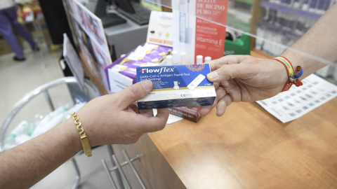 Un farmacéutico enseña un test de antígenos de detección de la covid-19 en una farmacia de Madrid este 20 de julio de 2021.