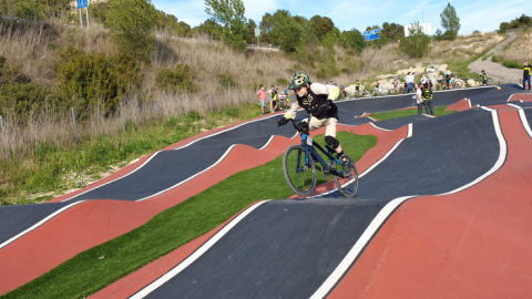 Un grup de ciclistes al circuit de ‘pump track’ de Castellolí, a l’Anoia.