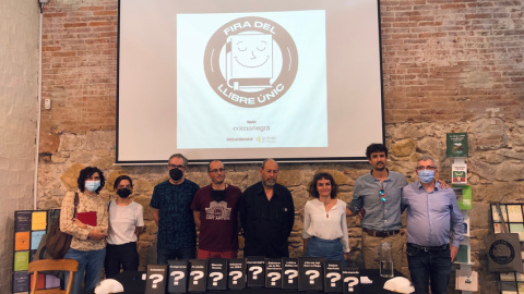 Joan Sala, Jordi Puig i Alba Cayón de Comanegra, Jordi Raventós d'Adesiara, M. Teresa Slanzi d'Anagrama, Maria Nadal d'Arcàdia i Lucía Franco de Paz i Fernando Diego García de Libros del Zorro Rojo, durant la presentació de la iniciativa.