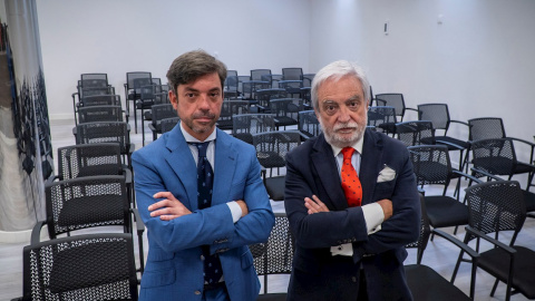 Antonio Sarabia (d), el abogado del primer divorcio que se formalizó en España el 7 de septiembre de 1981, junto a su socio e hijo Diego Sarabia (i) durante una entrevista con la Agencia Efe.