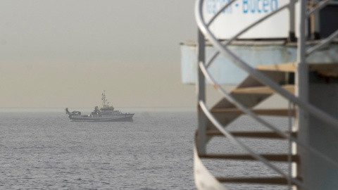 El buque del Instituto Español de Oceanografía (IEO) Ángeles Alvariño sigue rastreando con un sonar este jueves los fondos marinos de la costa de Santa Cruz de Tenerife.