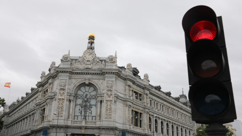 Un semáforo en rojo cerca del edificio de la sede del Banco de España en Madrid. E.P./Isabel Infantes