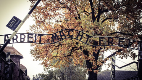 Imagen de la entrada de Auschwitz.