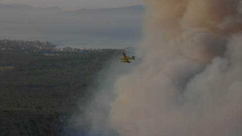 Un hidroavió passant per sobre de l'incendi del Montgrí aquest dijous 22 de juliol de 2021