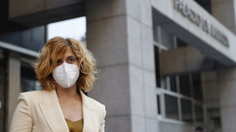 Irune Costumero, que perdió la custodia de su hija después de que el Servicio de Menores de Bizkaia alegara síndrome de alienación parental (SAP), ala entrada de la Audiencia de Bizcaia. EFE/LUIS TEJIDO