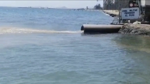 Vertido de agua procedente de una tubería rota en el Mar Menor