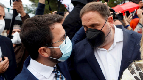 23/06/2021.- El presidente de la Generalitat, Pere Aragonès, saluda al presidente de su partido, Oriol Junqueras, poco después de que los presos del procés hayan abandonado la cárcel.