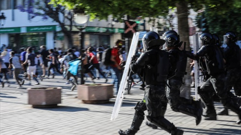 Agentes de las fuerzas de seguridad tunecinas corren para dispersar una protesta contra la violencia policial, en una imagen de archivo.