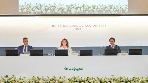 La presidenta de El Corte Inglés, Marta Álvarez; el consejero delegado, Víctor del Pozo (i) y José Ramón de Hoces (d), durante la junta de accionistas del grupo de grandes almacenes EFE/ El Corte Ingles