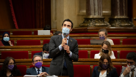 El conseller de Trabajo, Roger Torrent, interviene durante una sesión plenaria en el Parlament de Catalunya, el 21 de julio de 2021, en Barcelona.