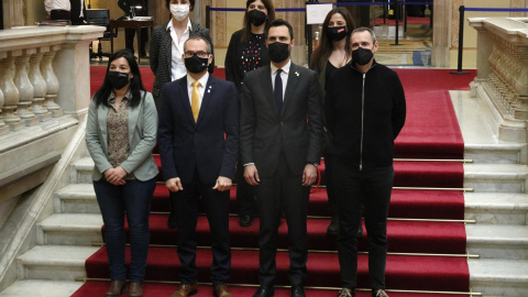 El president del Parlament, Roger Torrent, el vicepresident, Josep Costa, i els membres de la Mesa Eusebi Campdepadrós i Ariadna Delgado querellats a les escales amb portaveus de JxCat, ERC i la CUP.