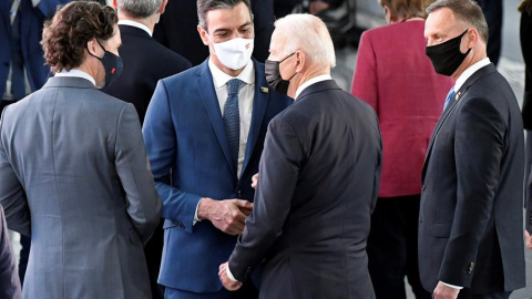 El presidente del Gobierno, Pedro Sánchez (c) conversa con el mandatario de Estados Unidos, Joe Biden, (2d), antes del comienzo de la cumbre de líderes de la OTAN que se celebra en Bruselas, este lunes 14 de junio de 2021.