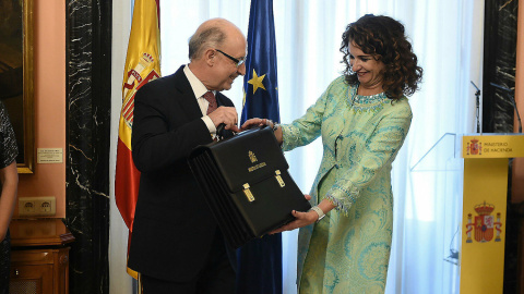 La ministra de Hacienda, María Jesús Montero, es desde hace unas semanas la responsable de los asuntos de personal de una Administración central que sigue sufriendo los recortes de su antecesor, Cristóbal Montoro