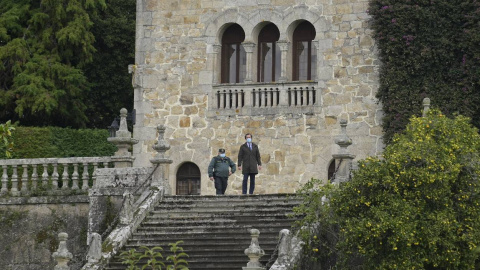 Un abogado del Estado acompañado de un Guardia Civil colabora en la realización del inventario del Pazo de Meirás, en Sada, A Coruña, Galicia, (España), a 11 de noviembre de 2020
