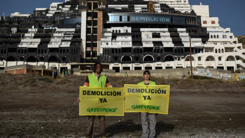 Acción de Greenpeace frente a El Algarrobico para exigir la demolición del hotel, construido en suelo no urbanizable, según ha sentenciado el Tribunal Supremo. GREENPEACE