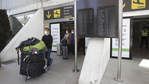 Viajeros internacionales a su llegada al aeropuerto de Palma de Mallorca, Islas Baleares.