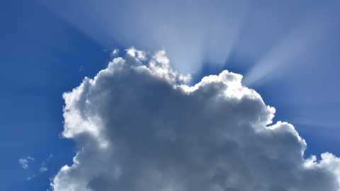 Cielo despejado con alguna nube.