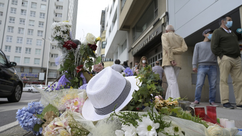 Altar en la acera donde fue golpeado Samuel, el joven asesinado en A Coruña.